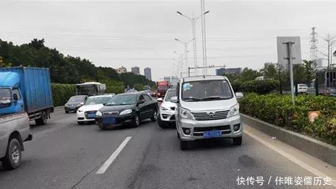 珠海90后黃毛小伙早上在馬路睡覺，被校車司機舉報，竟塞交警5000元求放過！
