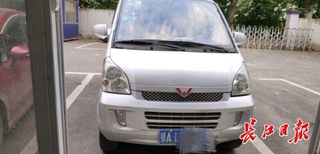 驚嚇！一輛面包車充當校車，超載了一車幼兒