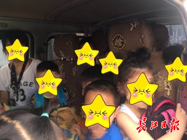 驚嚇！一輛面包車充當校車，超載了一車幼兒