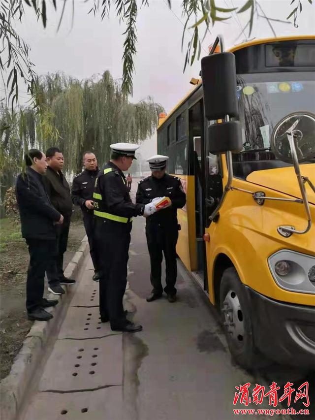 華陰交警大隊“提認識、抓源頭、排隱患、嚴管控”進一步加強校車安全管理 華陰交警大隊“提認識、抓源頭、排隱患、嚴管控”進一步加強校車安全管理