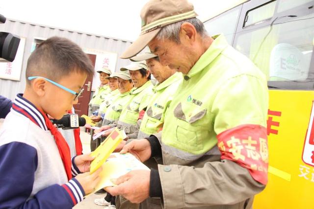 迎接環(huán)衛(wèi)工人節(jié),溫馨校車向“城市美容師”致敬 迎接環(huán)衛(wèi)工人節(jié),溫馨校車向“城市美容師”致敬