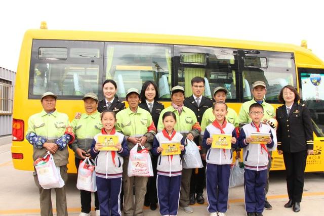 迎接環(huán)衛(wèi)工人節(jié),溫馨校車向“城市美容師”致敬 迎接環(huán)衛(wèi)工人節(jié),溫馨校車向“城市美容師”致敬