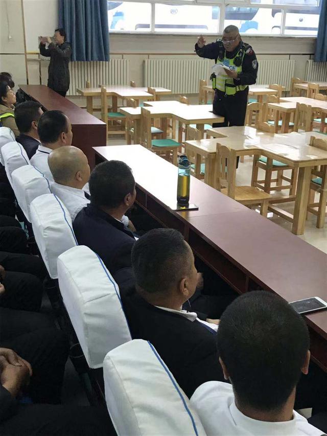 【冬季校車安全牽掛人心，朝陽交警上門宣傳得民心】