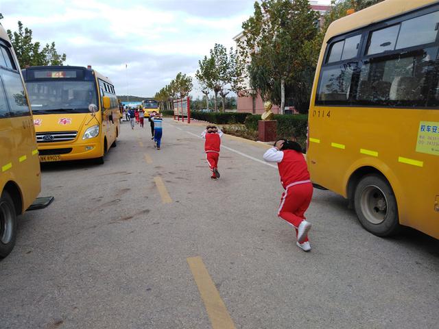 乳山市南黃鎮中心學校開展校車應急疏散演練活動