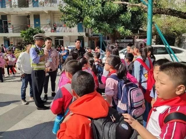 7座面包車竟然塞進了19個娃娃 今天就曝光你 7座面包車竟然塞進了19個娃娃 今天就曝光你