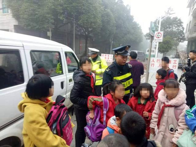 整治“黑校車”刻不容緩! 整治“黑校車”刻不容緩!