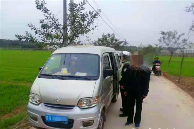 黑校車”超載擠了9個娃 寶雞交警及時攔截 黑校車”超載擠了9個娃 寶雞交警及時攔截