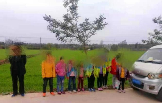 黑校車”超載擠了9個娃 寶雞交警及時攔截 黑校車”超載擠了9個娃 寶雞交警及時攔截