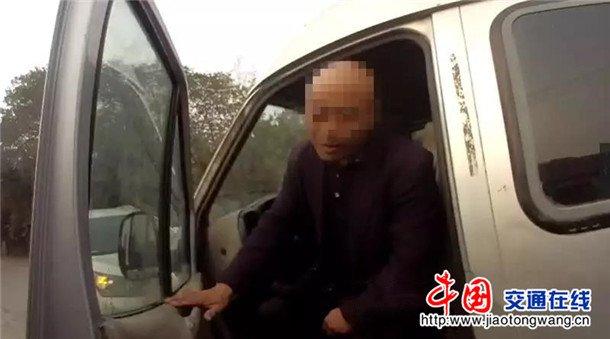 核載15人 實載27人 這輛“黑校車”被河南南陽交警拿下 核載15人 實載27人 這輛“黑校車”被河南南陽交警拿下