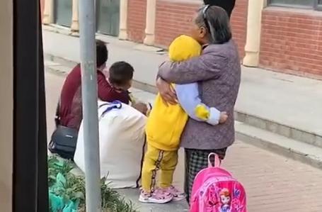 “最暖心奶奶”帶娃等校車火了,祖孫倆擁抱那一刻,網友淚目了 “最暖心奶奶”帶娃等校車火了,祖孫倆擁抱那一刻,網友淚目了