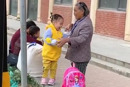 “最暖心奶奶”帶娃等校車火了,祖孫倆擁抱那一刻,網友淚目了 “最暖心奶奶”帶娃等校車火了,祖孫倆擁抱那一刻,網友淚目了