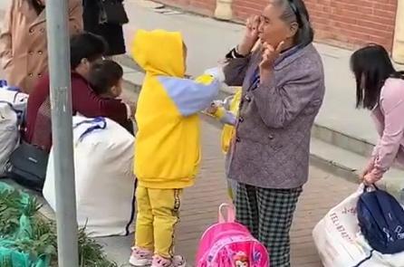 “最暖心奶奶”帶娃等校車火了,祖孫倆擁抱那一刻,網友淚目了 “最暖心奶奶”帶娃等校車火了,祖孫倆擁抱那一刻,網友淚目了