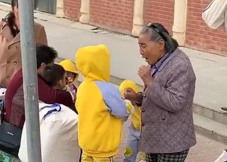 “最暖心奶奶”帶娃等校車火了,祖孫倆擁抱那一刻,網友淚目了 “最暖心奶奶”帶娃等校車火了,祖孫倆擁抱那一刻,網友淚目了