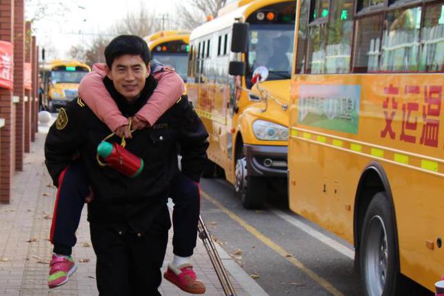 校車駕駛員寒冬背學生上學 定格在冷風中的溫暖瞬間