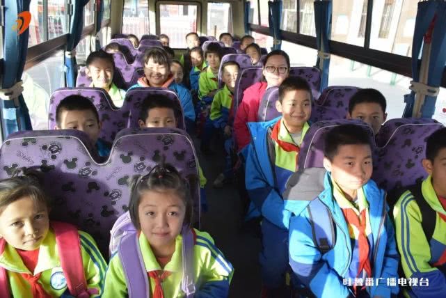 不忘初心 牢記使命 愛心校車溫暖上學路 圖片