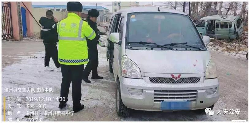 危險(xiǎn)!“黑校車”里塞滿小寶寶 危險(xiǎn)!“黑校車”里塞滿小寶寶