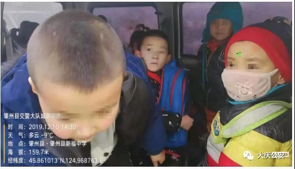 危險(xiǎn)!“黑校車”里塞滿小寶寶 危險(xiǎn)!“黑校車”里塞滿小寶寶