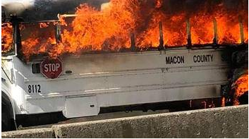 校車爆胎后劇烈燃燒,3位女教師冷靜應對,救活了全車人 校車爆胎后劇烈燃燒,3位女教師冷靜應對,救活了全車人