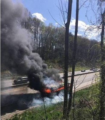 校車爆胎后劇烈燃燒,3位女教師冷靜應對,救活了全車人 校車爆胎后劇烈燃燒,3位女教師冷靜應對,救活了全車人