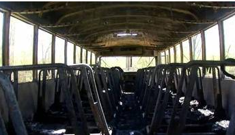 校車爆胎后劇烈燃燒,3位女教師冷靜應對,救活了全車人 校車爆胎后劇烈燃燒,3位女教師冷靜應對,救活了全車人