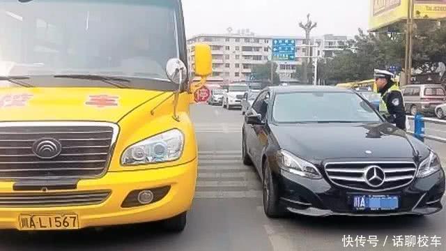 交警提醒：對著校車鳴喇叭打閃光燈，記6分罰200元！