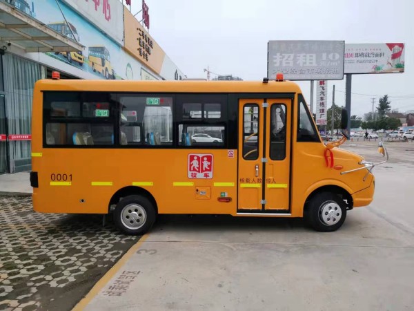 東風(fēng)19座校車正側(cè)面圖