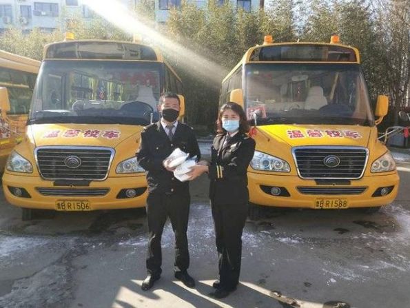 捐贈100個口罩給一線,這個校車師傅真贊 捐贈100個口罩給一線,這個校車師傅真贊