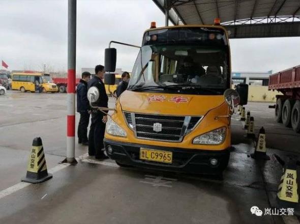 護航復工復產，嵐山交警為校車審驗開辟綠色通道