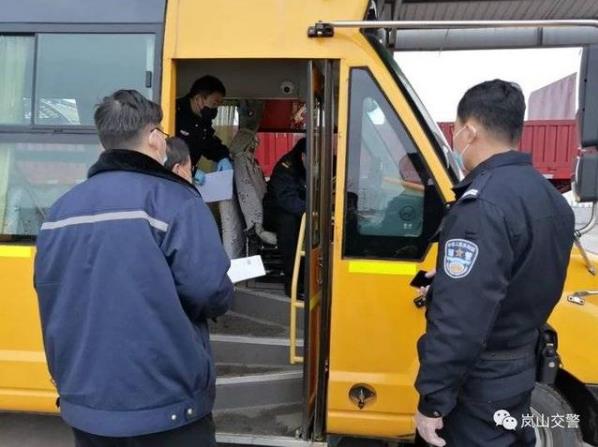 護航復工復產，嵐山交警為校車審驗開辟綠色通道