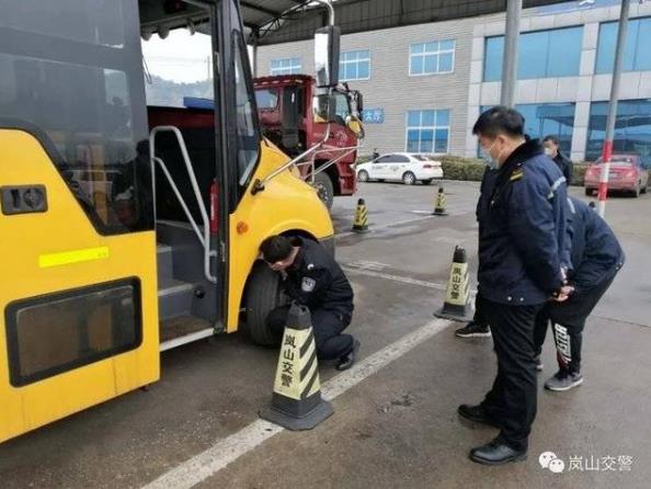 護航復工復產，嵐山交警為校車審驗開辟綠色通道