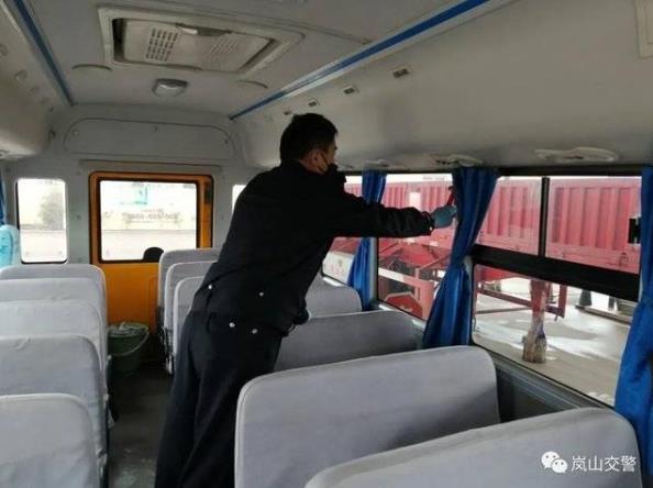 護航復工復產，嵐山交警為校車審驗開辟綠色通道