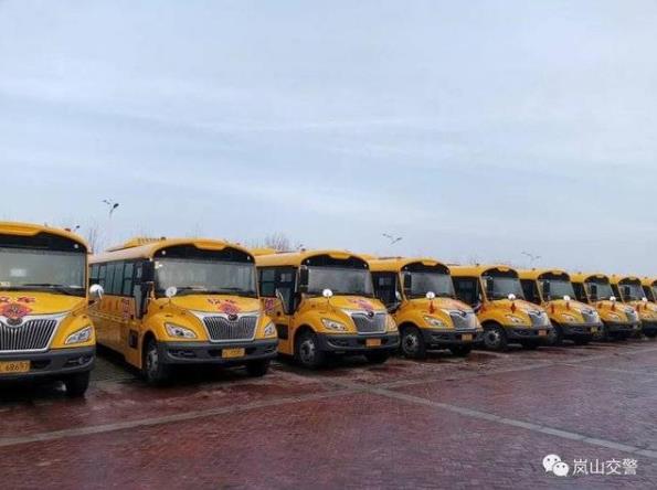 護航復工復產，嵐山交警為校車審驗開辟綠色通道
