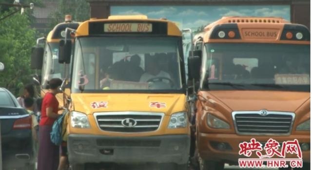 無牌不帶證還超員 鹿邑一幼兒園校車引家長(zhǎng)擔(dān)憂 無牌不帶證還超員 鹿邑一幼兒園校車引家長(zhǎng)擔(dān)憂