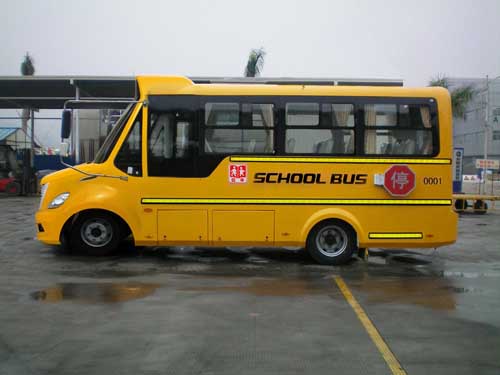 校車在醫院消防通道停車,幼兒園說已備案,院方:自己畫的停車位 校車在醫院消防通道停車,幼兒園說已備案,院方:自己畫的停車位