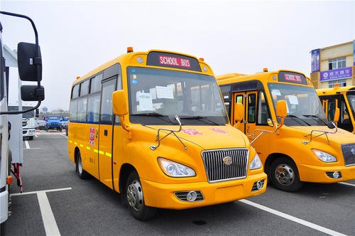 校車在醫院消防通道停車,幼兒園說已備案,院方:自己畫的停車位 校車在醫院消防通道停車,幼兒園說已備案,院方:自己畫的停車位