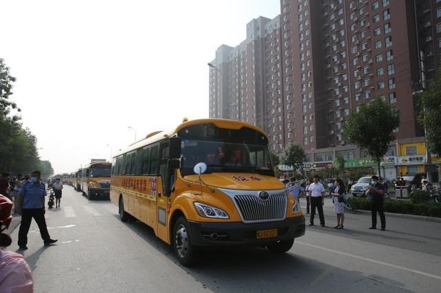 黃驊：“愛心校車”連續10年愛心送考，為高考學子圓夢護航