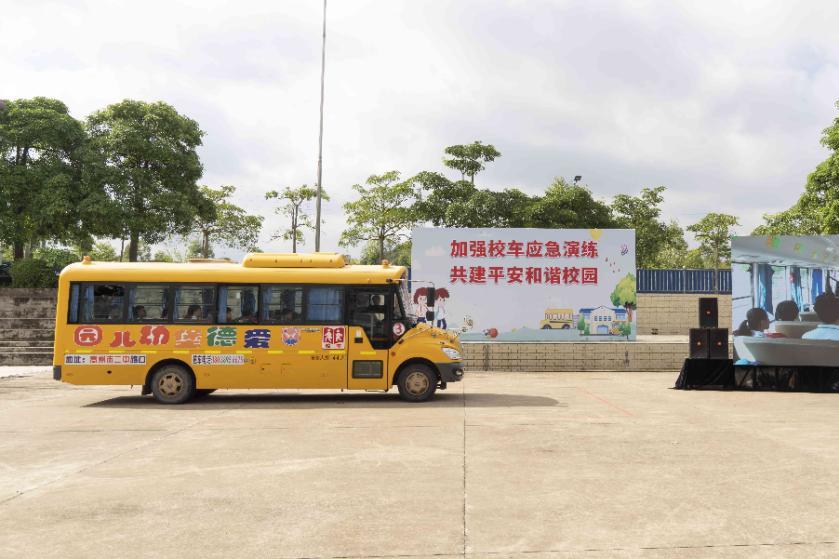 校車著火了？原來是高州舉辦校車突發(fā)事故應(yīng)急演練！