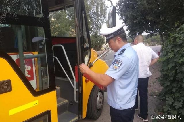 許昌建安交警嚴查嚴整轄區“黑校車”