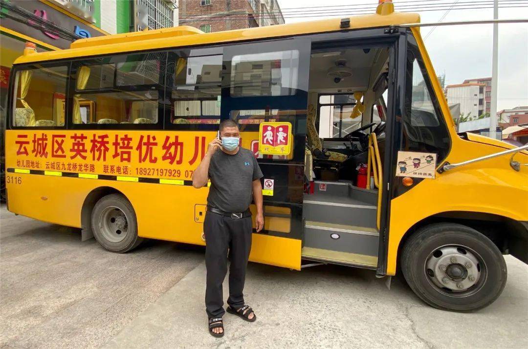 校車演練學(xué)逃生，安全之弦緊緊繃！幼兒園的孩子們從細(xì)節(jié)做起！