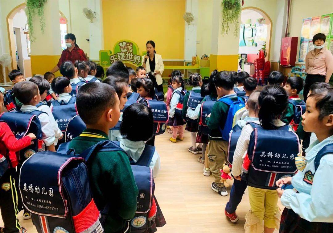 校車演練學(xué)逃生，安全之弦緊緊繃！幼兒園的孩子們從細(xì)節(jié)做起！