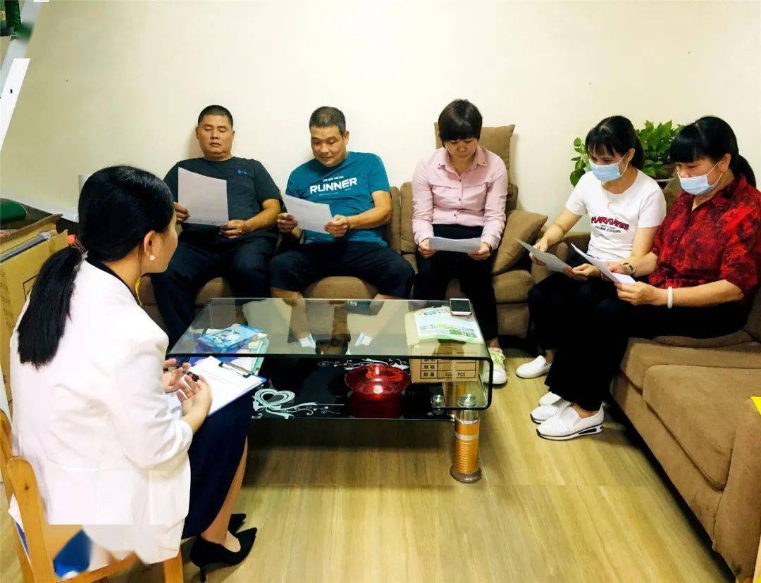 校車演練學(xué)逃生，安全之弦緊緊繃！幼兒園的孩子們從細(xì)節(jié)做起！