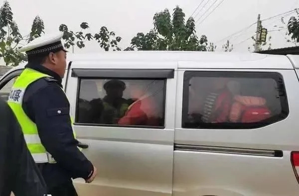 太危險！核載7人的“黑校車”竟坐了14人！孩子得坐在其他同學(xué)的腿上！
