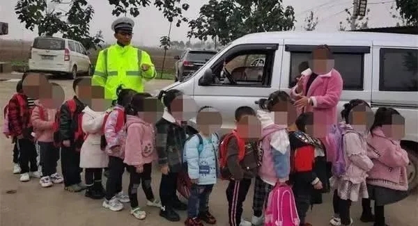 太危險！核載7人的“黑校車”竟坐了14人！孩子得坐在其他同學(xué)的腿上！