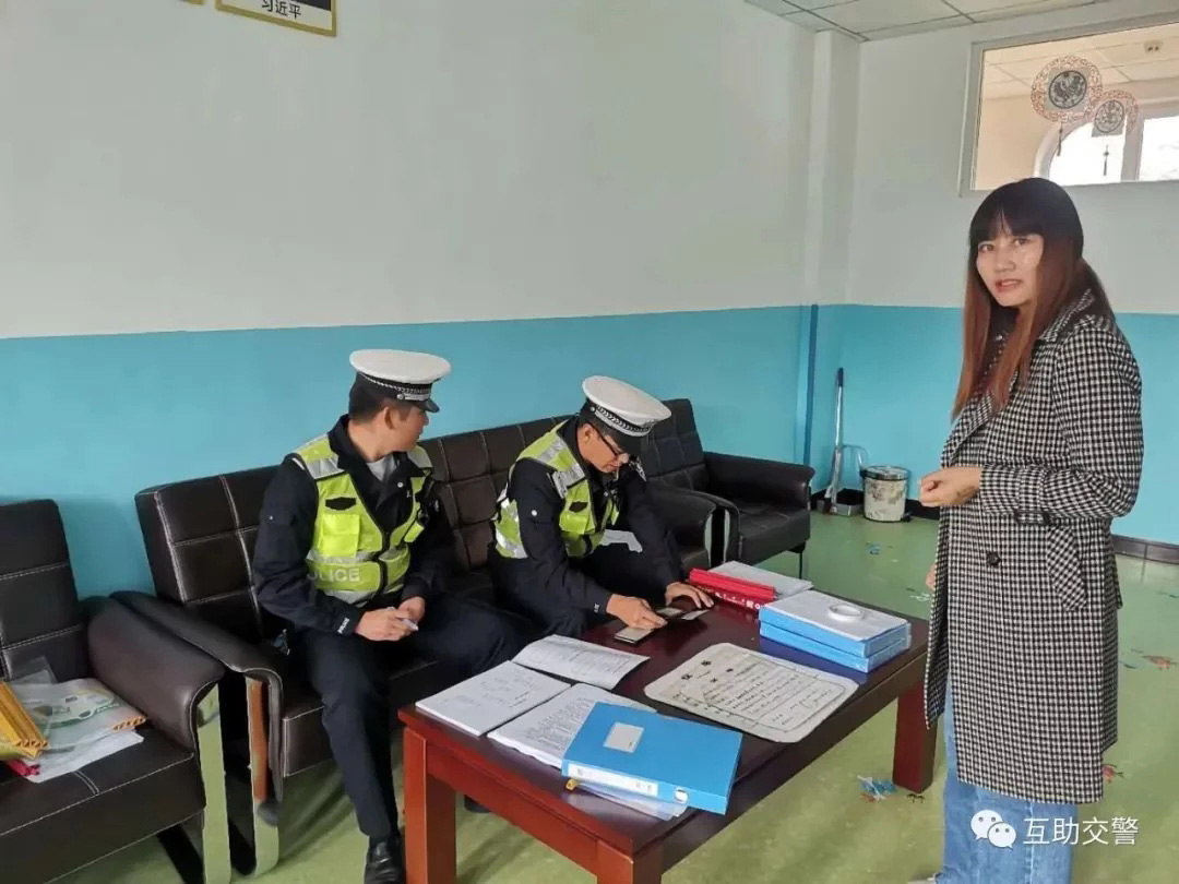 開學季，互助交警開展校車安全大檢查