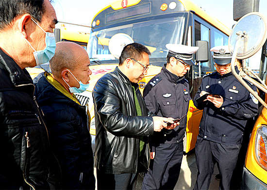山西臨猗對校車進行全面安全檢查并簽訂責任書