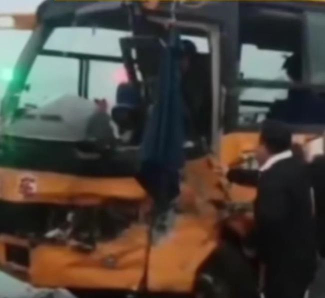 遼寧沈陽一廂式貨車與校車相撞,現場路面到處是車輛殘骸 遼寧沈陽一廂式貨車與校車相撞,現場路面到處是車輛殘骸