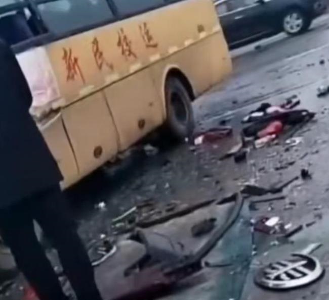 遼寧沈陽一廂式貨車與校車相撞,現場路面到處是車輛殘骸 遼寧沈陽一廂式貨車與校車相撞,現場路面到處是車輛殘骸