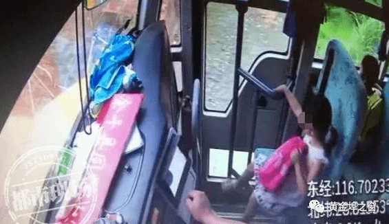 江西上饒:判了!余干一男子駕駛校車致幼童身亡... 江西上饒:判了!余干一男子駕駛校車致幼童身亡...