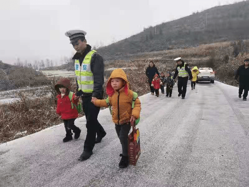 路面冰凍打滑校車受阻，警察“叔叔”牽著13個孩子回家