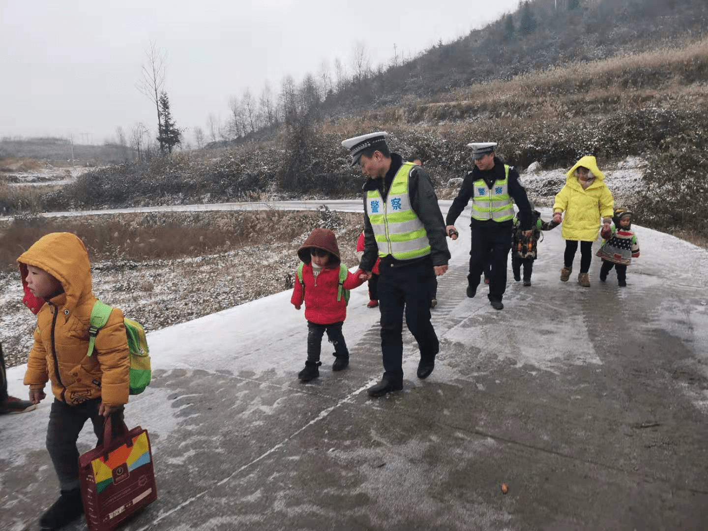 路面冰凍打滑校車受阻，警察“叔叔”牽著13個孩子回家